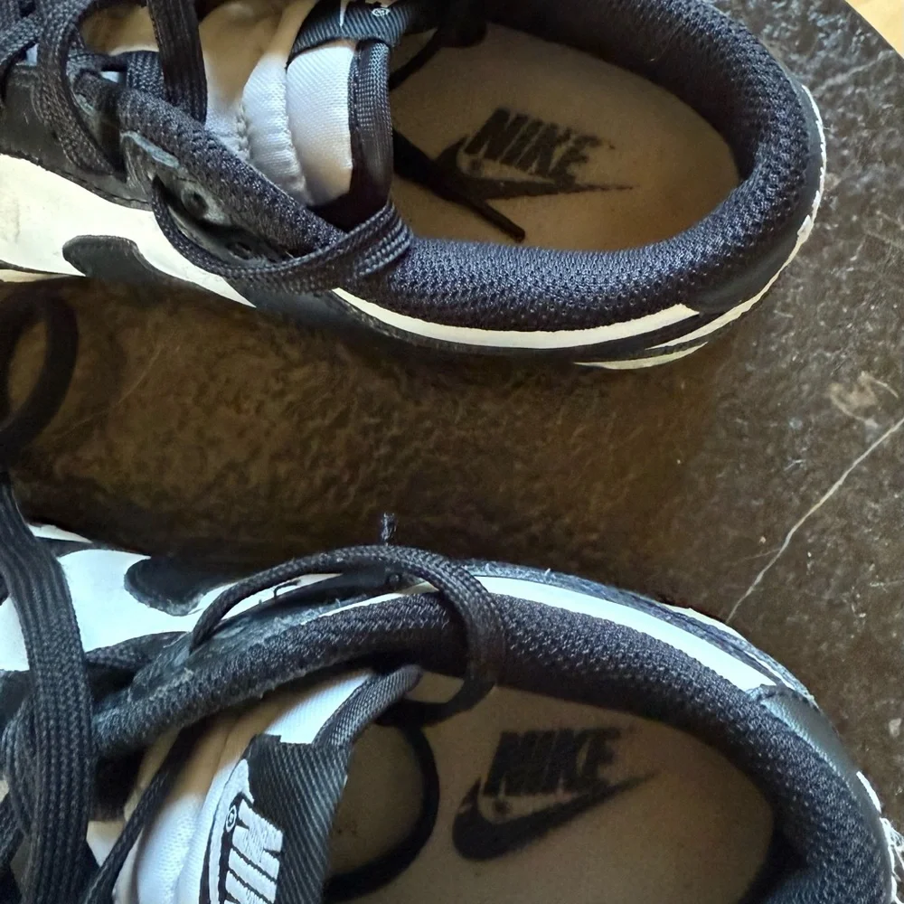 Nike Woman Black and White Athletic Sneakers